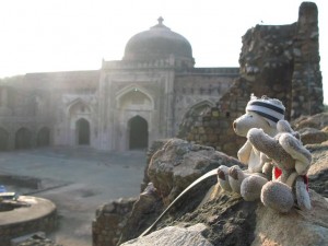 Herr Eisbaer und Mister Ganesh vor einem unbedeutenden Tempel Herr Eisbaer und Mister Ganesh vor einem unbedeutenden Tempel