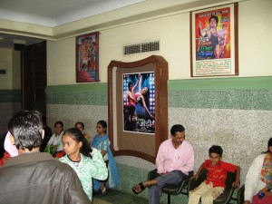 Im Kino mit Filmplakat Im Kino mit Filmplakat