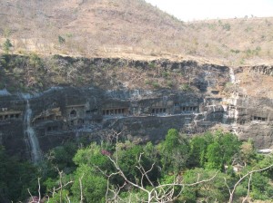 Einige der Hoehlen in Ajanta