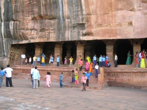 Hoehlen in Badami mit lauter Touristen
