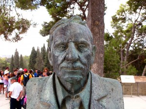 Büste von Sir Arthur Evans am Eingang