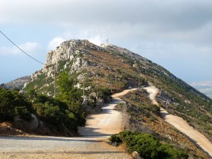 Antennenstation, das Minoische Heiligtum ist davor