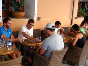 In Straßencafés wird oft Backgammon gespielt.