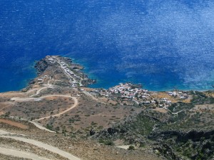 Über Serpentinen geht es nach Agios Ioannis runter Über Serpentinen geht es nach Agios Ioannis runter